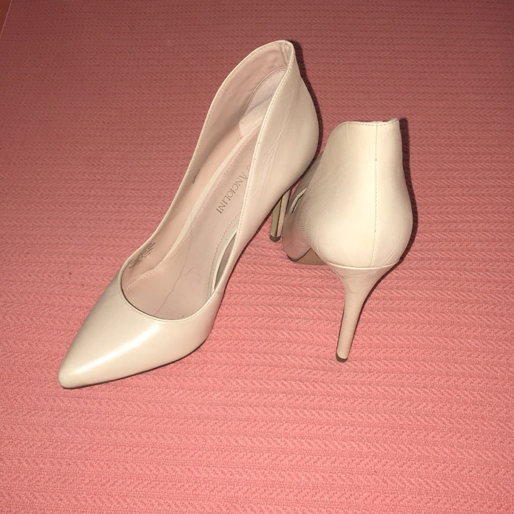 Gently worn beautiful Enzo Angiolini nude heels!